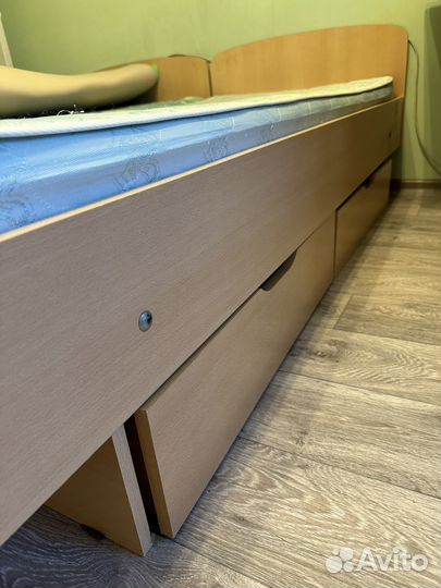 Кровать односпальная с ящиками и матрасом