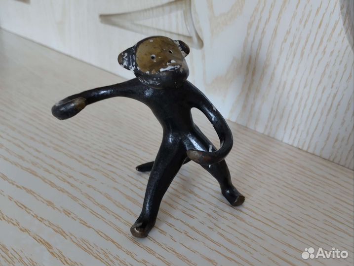 Бронзовая статуэтка обезьяна