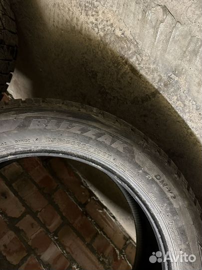 Bridgestone Blizzak DM-V2 235/55 R20