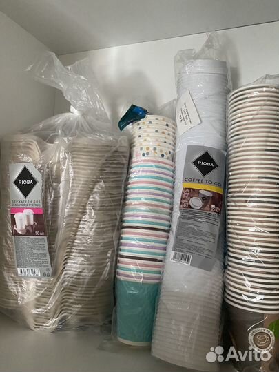 Одноразовые стаканы, подставки под кофе