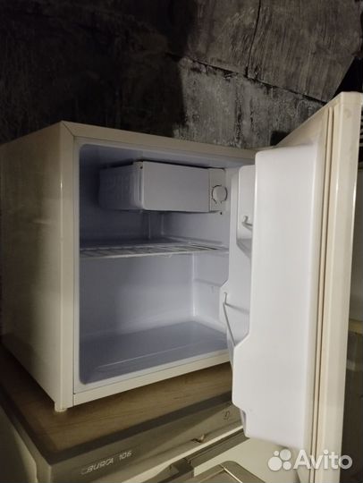 Холодильник маленький с морозилкой