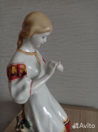 Статуэтка фарфор СССР. Девушка с ромашкой