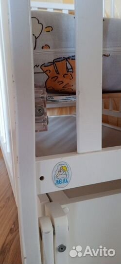 Детская кроватка с маятником и ящиком