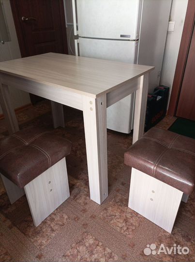 Стол и 2 табурета