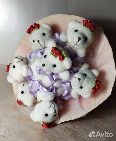 Декоративный розовый букет из медведей