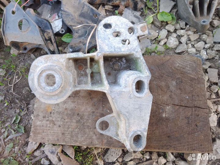 Кронштейн двигателя правый Volkswagen Passat B5