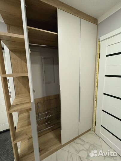 Шкаф распашной с полками