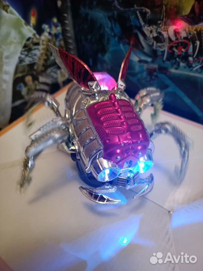 Робот-насекомое на пульте управления