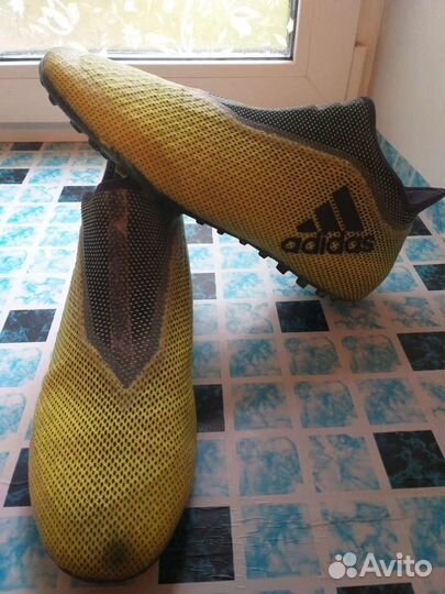 Футбольные бутсы adidas