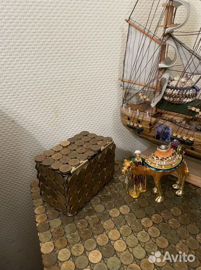 Маленький сундучок из монет номиналом 10 копеек