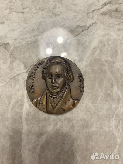 Настольная медаль