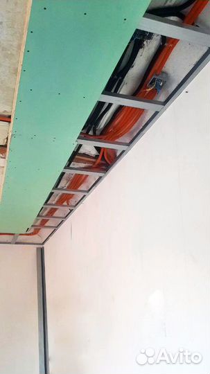 Грамотный электрик с заботой о вашей отделке