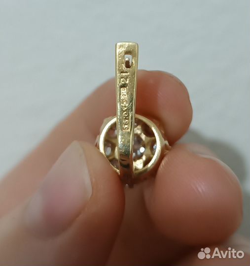 Золотые серьги малинка с алмазами