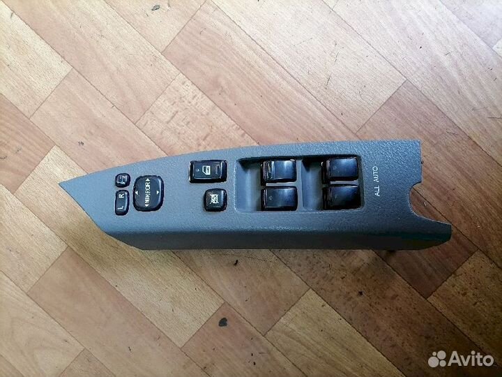 Блок управления стеклоподъемниками Toyota Isis XM1