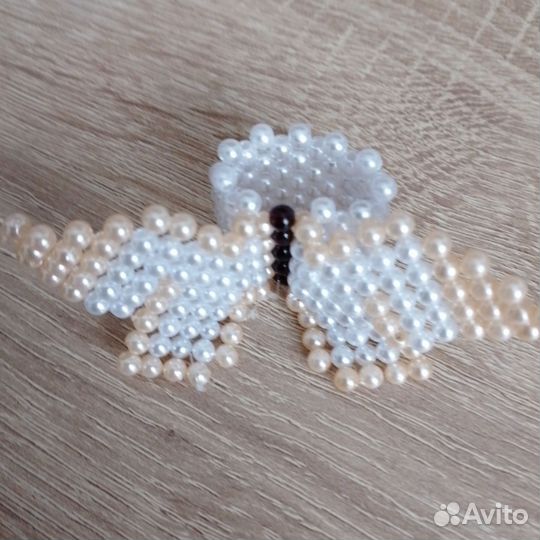 Кольца из бусин с сидящей бабочкой
