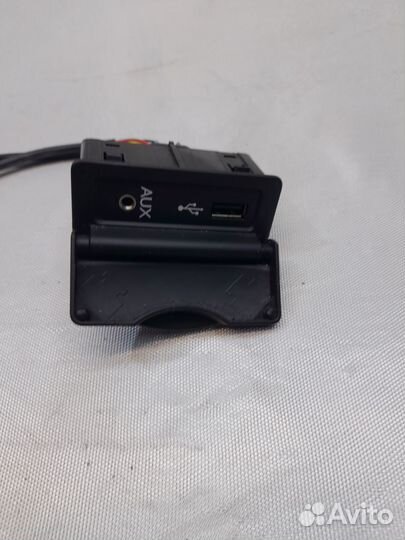 Разъем AUX / USB Renault Megane 2011 14