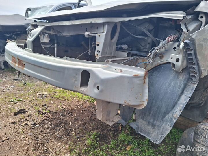 Усилитель переднего бампера Renault sandero 1