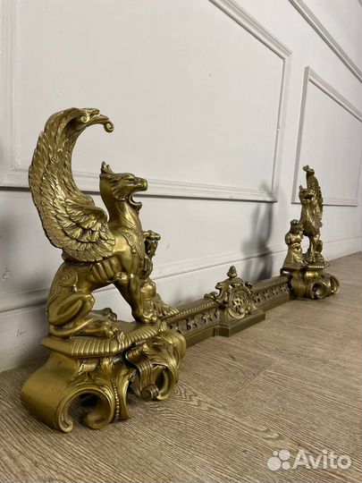 Антикварный каминный барьер «Грифоны»
