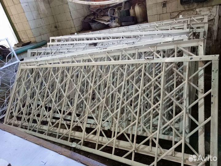 Решетки металлические на двери б/у