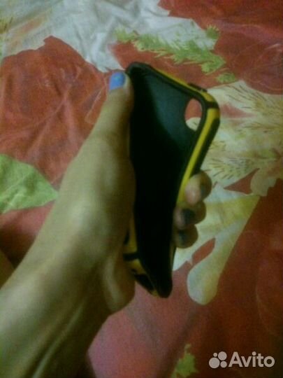 Резиновый чехол на Apple 4; 4s остались 2желтых