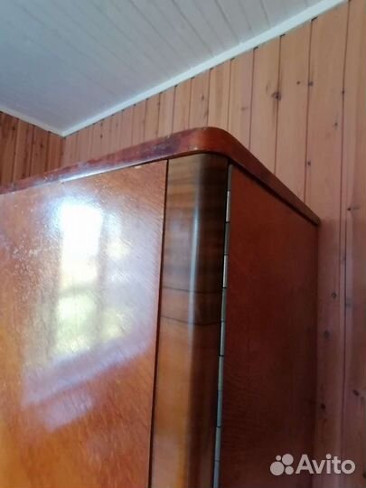 Старинный бельевой шкаф с зеркалом