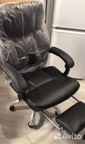 Компьютерное офисное кресло с подножкой