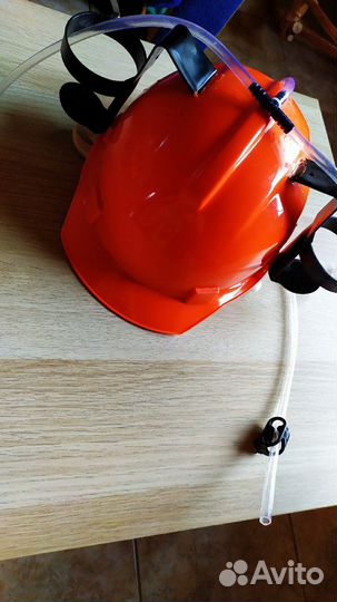 Каска с подставками для банок