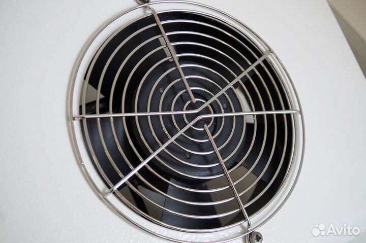 Маникюрная вытяжка Emil металлический корпус