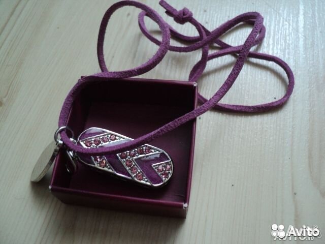 Флешка - кулон на 4 гб новая на шнуре