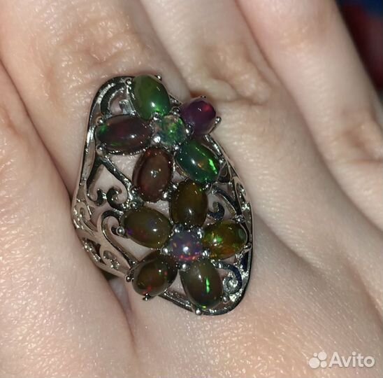 Серебряное кольцо с черными опалами