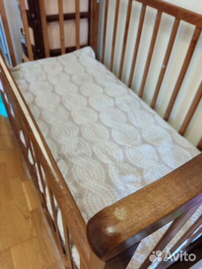 Детская кроватка с маятником