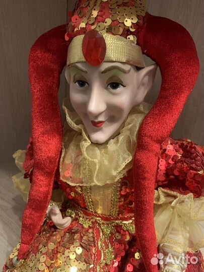 Кукла фарфоровая клоун