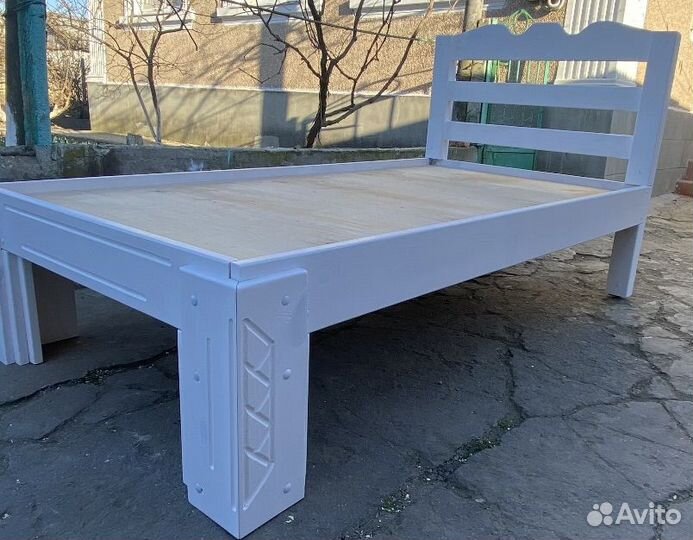 Кровать из дерева