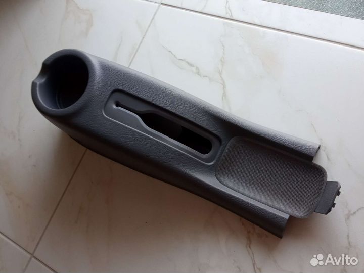 Консоль, панель ручного тормоза Hyundai Accent