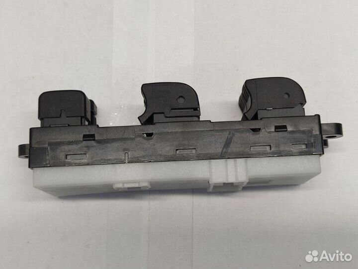 Блок управления стеклоподъемниками Nissan Tiida 11