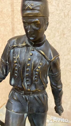 Бронзовая фигура США