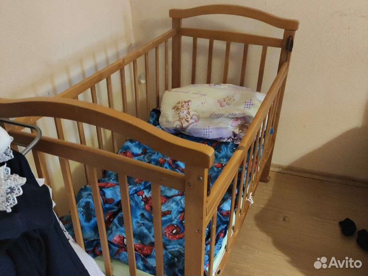 Детская кроватка с маятником