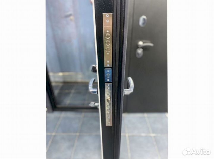 Двери с ударопрочным зеркалом Аргус