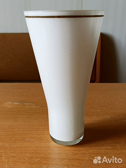 Вазочка. Цветы. Молочное стекло. Ранний СССР