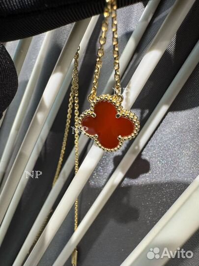 Подвеска Van Cleef Alhambra сердолик