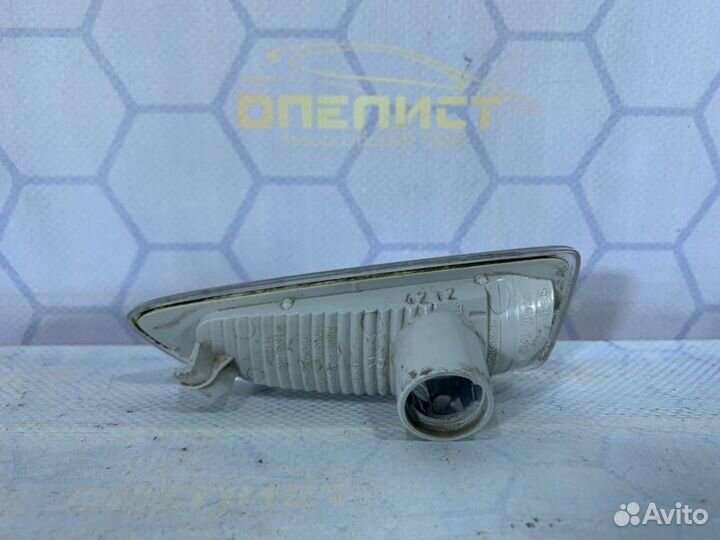 Поворотник в крыле передний правый Opel Astra J