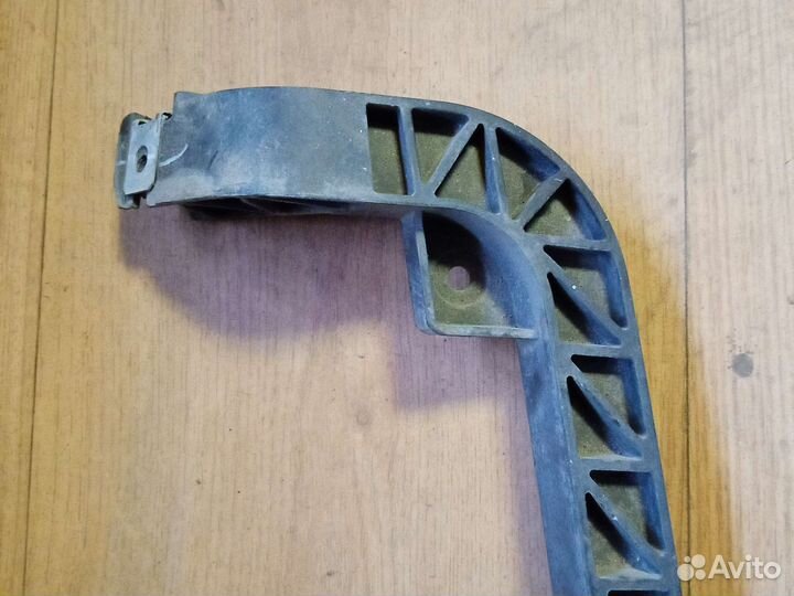 Кронштейн радиатора правый Mersedes Benz Gl