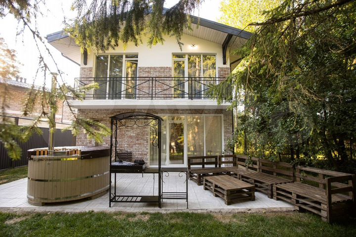 Дом 180 м² на участке 8 сот.