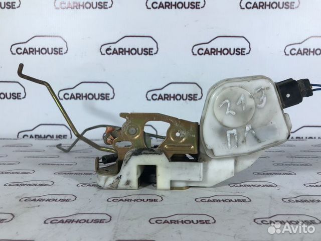 Замок двери передний левый Mitsubishi Chariot 2.4