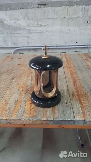 Ваза гранитная на кладбище