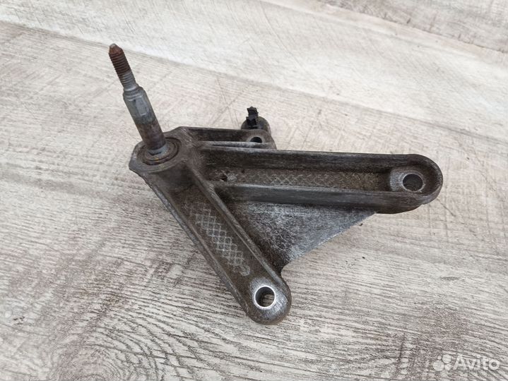 Кронштейн опоры МКПП Megane 2 Logan