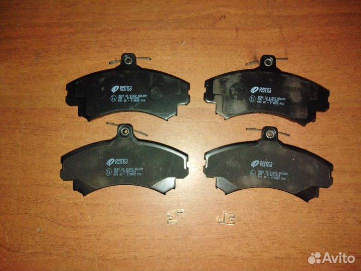 Колодки тормозные передние Mitsubishi Carisma