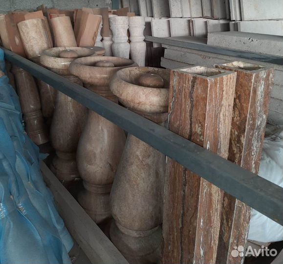 Балясины и перила из травертина. Натур. камень