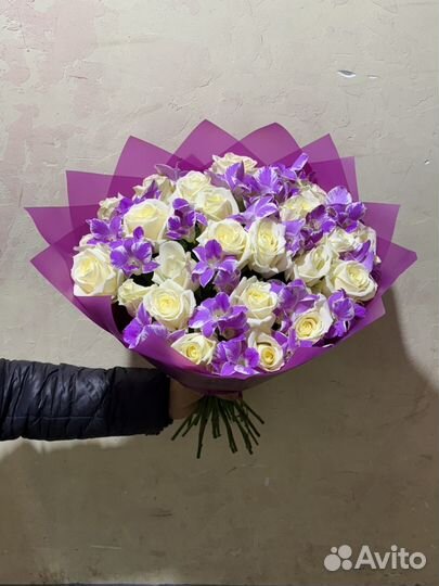 Букет из роз и дендробиум