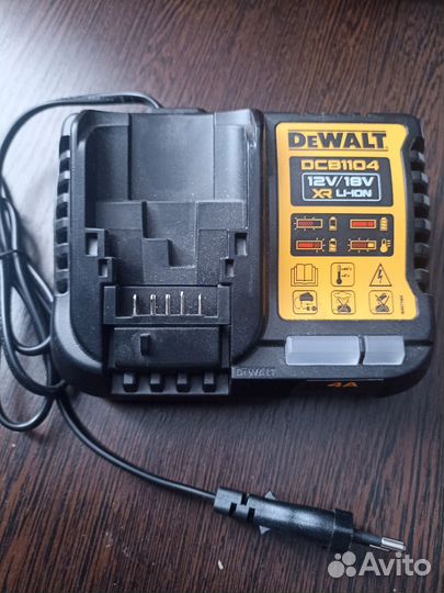 Зарядное устройство DeWalt dcb1104